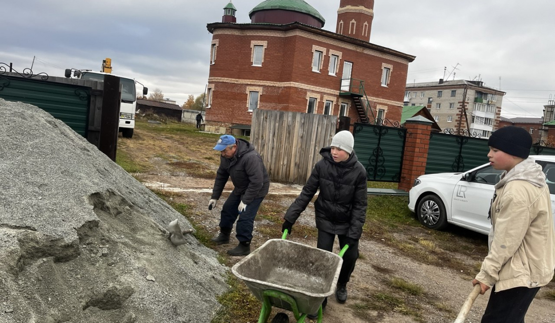 Приготовили мечеть к зиме. Буланашцы провели субботник у культового здания